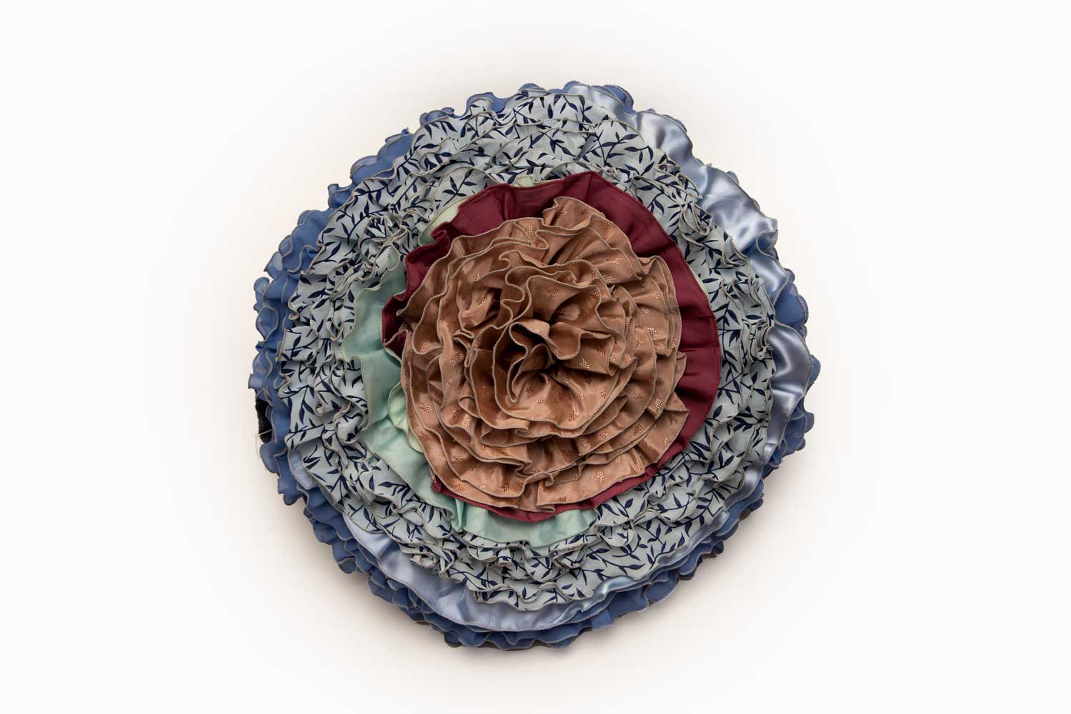 Terra Mama ümmargune volangidega dekoratiivpadi "Proua Aino" seeriast "Minu tädi oli Silueti mannekeen"