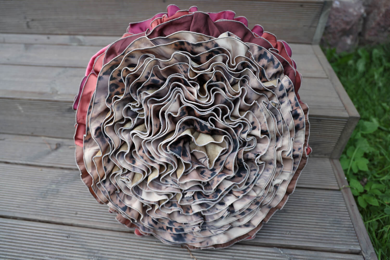 Terra Mama ümmargune volangidega dekoratiivpadi "Lõbus Leopard"