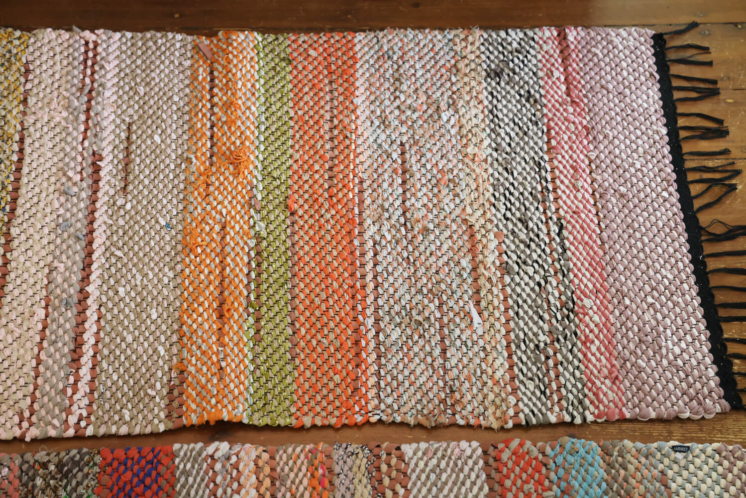 Terra Mama kangastelgedel kootud toimne kaltsuvaip "Hommikvärske Kanjoni Roos (roheline)"