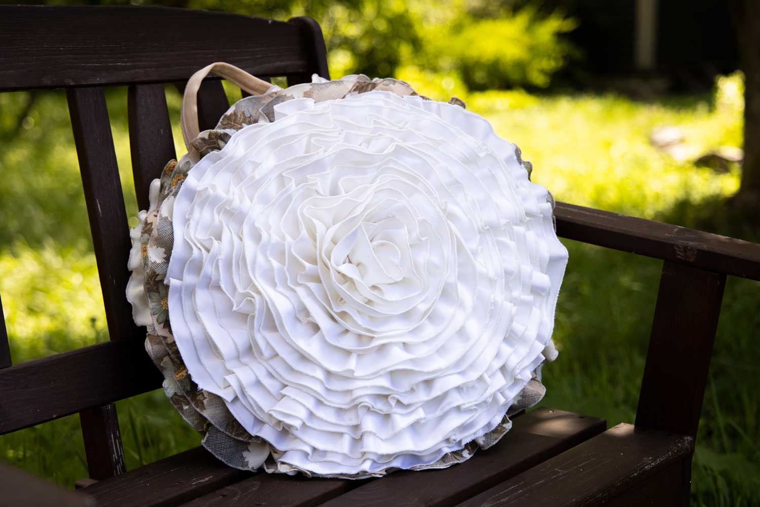 Terramama ümmargune volangidega dekoratiivpadi "Alabaster"