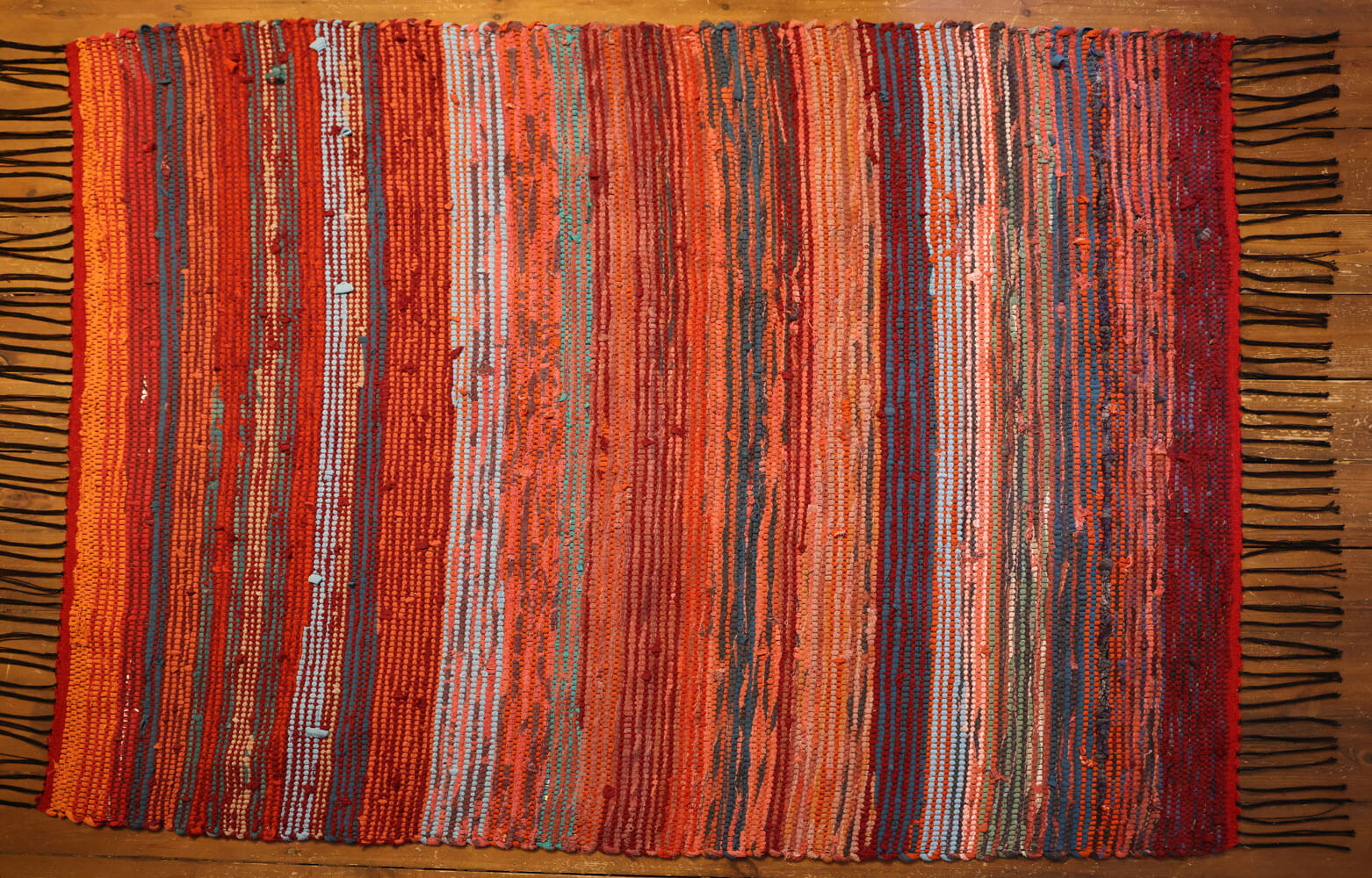 Terra Mama kangastelgedel kootud punane kaltsuvaip