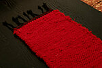 Terra Mama kangastelgedel kootud narmastega punane villane lauakate &quot;Päkapikkude ootamiseks&quot;