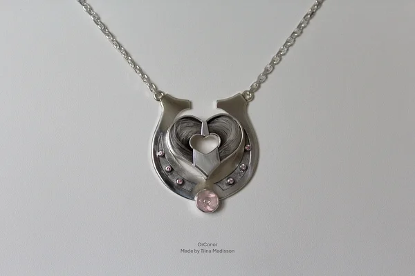 Hobuse saba jõhvid. Roosa kvarts, mille sees valge topaas. Roosad tsirkoonid. Hõbe 925*. 