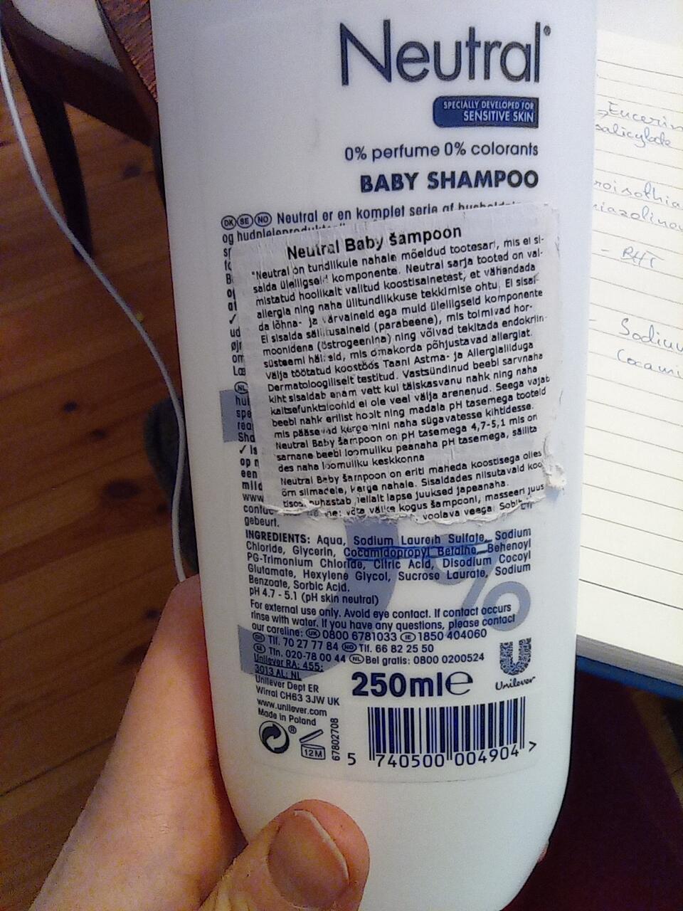 Eesti Allergiliidu poolt tunnustatud beebišampoon. 2 ohtlikku ainet. Kleepsu pidin enne maha pesema, kui koostist nägin.