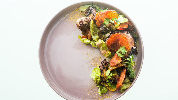 Kaheksajalg, marineeritud minipaprika, chorizo krõpsud, tammelehe salat, maisitolm. POLPO 2019