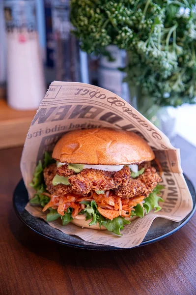 Krõbekana-kimchi burger