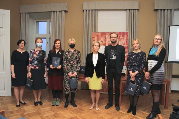 Volunteer copy editors together with Chancellor of Justice and a patron of plain language action Ülle Madise and Director of the Institute of the Estonian Language Arvi Tavast at the awards gala on November 17th 2020