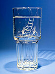 Motiv &quot;Seiltänzer 2&quot; auf Stapelbecher Typ Cooler aus der Serie Gibraltar der Glashütte Onis.