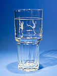 Motiv &quot;Seiltänzer 3&quot; auf Stapelbecher Typ Cooler aus der Serie Gibraltar der Glashütte Onis.