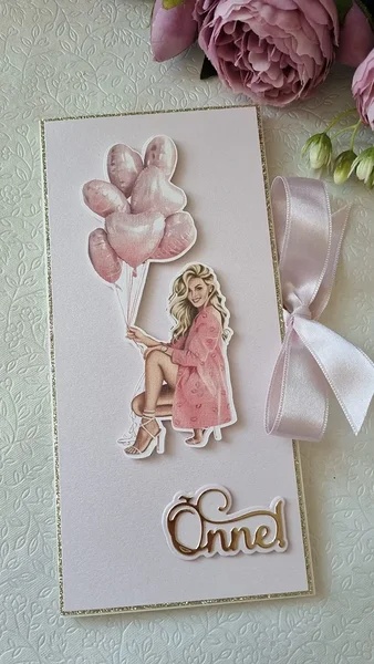 Blond naine roosade õhupallidega