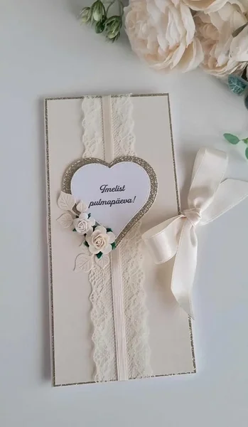Helekuldne pulmakaart südamega