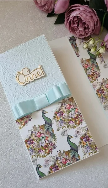 Heleroheline lips ja paabulinnumustriga disainpaber, rahakaart