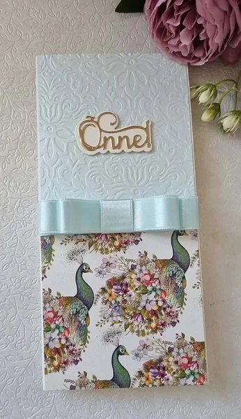 Heleroheline lips ja paabulinnumustriga disainpaber