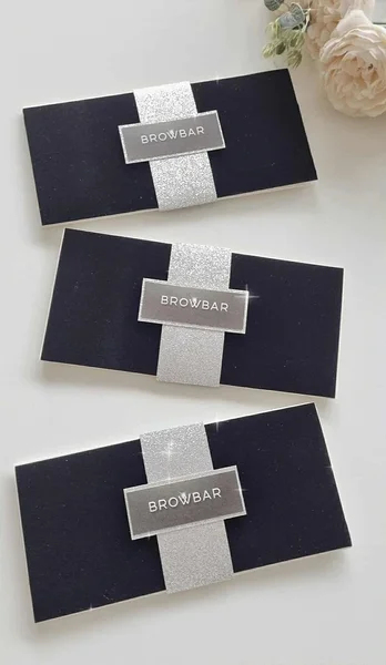 Mustast sametist kinkekaardid logoga Browbar