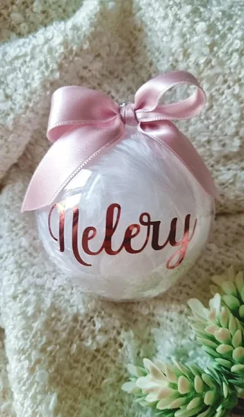 Valged suled, heleroosa lips ja rose gold nimega jõulukuul