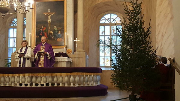 I advent ja Ivo Uustulndi poolt kirikusse toodud jõulupuu.