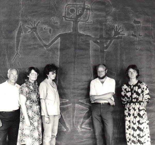Udo Servet, Naida Servet, Väino Poikalainen, Kadi Pajupuu Bessi koopia ees. 1980ndad.