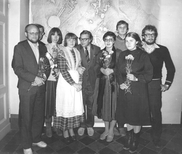 Etnograafiamuuseumi näituse avamisel 1985. Väino Poikalainen, Enn Ernits, Riina Tomberg, Virve Tuubel, Charles Villmann, Eve Selisaar, Pilvi Klaassen, Peeter Tenjes                 vamisel 