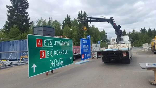 VT4 Oulu HASA Group liikennejärjestelytyöt portaalien kokoaminen