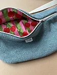 Terry kangast crossbody kott avatud lukuga, näha erksat kirsimustriga vooderdust