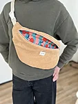 Terry kangast crossbody kott avatud lukuga, näha erksat kirsimustriga vooderdust