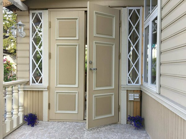 Fassaad (veidikene on veel pooleli pildil), akende värvimine ja paigaldus (sh verandaknad enda tehtud), välisukse paigaldus ja värvimine (uks ise ei ole meie tehtud), terrassipiire, looduskiviga plaaditud trepp Tallinnas