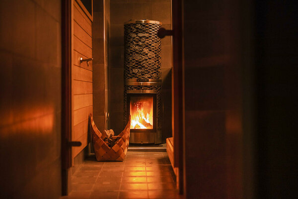 Sunday Morning Resortin Lappilaisen Saunamaailman puulämmitteinen sauna