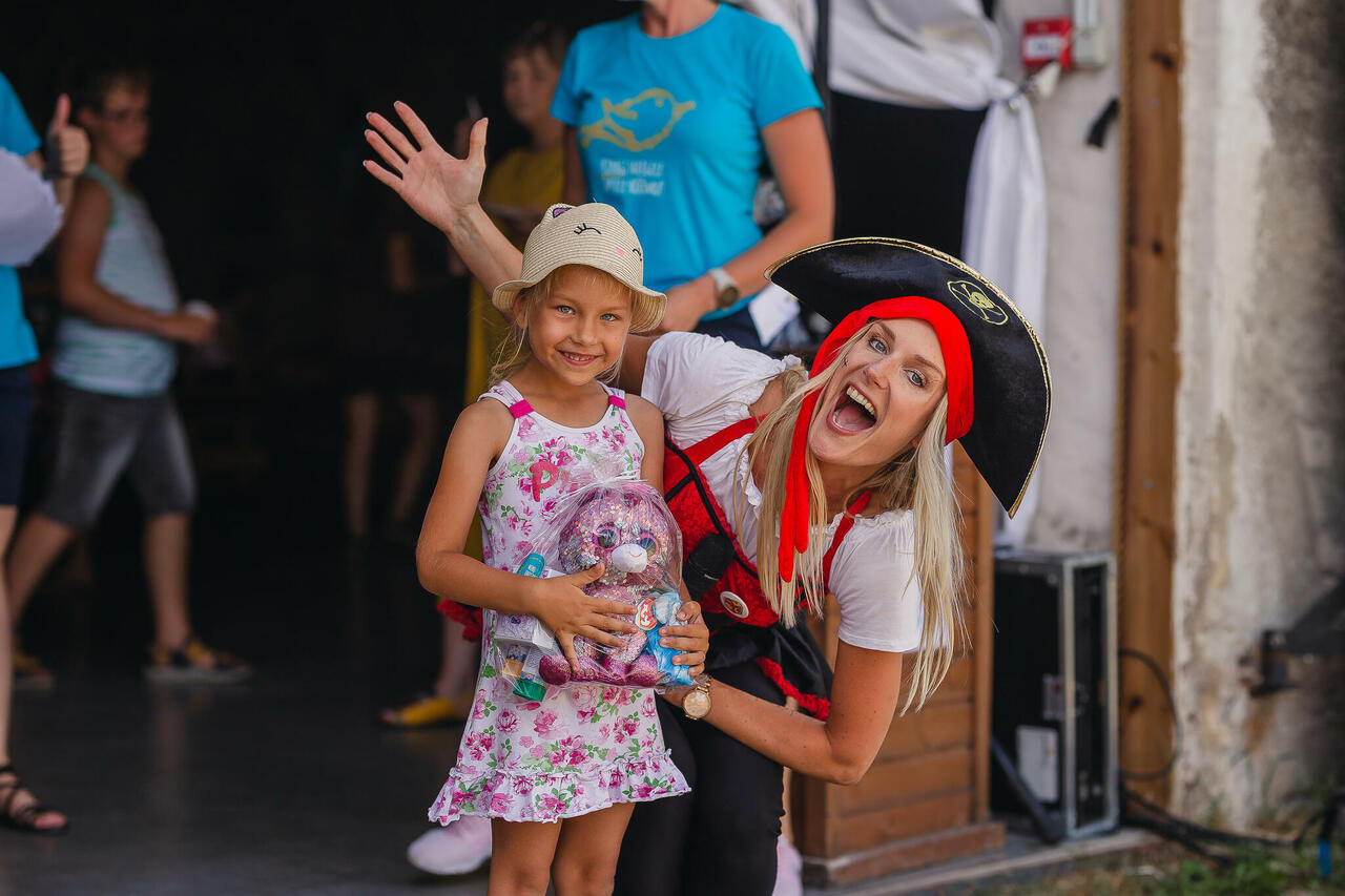 Fotograaf Kristina Kaiva. Päevajuht piraat Minu Unistuste Päeva suvepäeval lastele auhindu jagamas