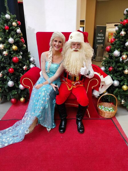 Päevajuht Elsa koos jõuluvanaga