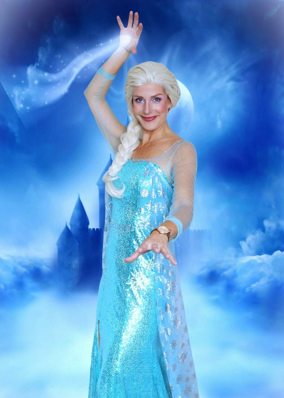 Peojuht Elsa uus kostüüm. Mõeldud ainult siseruumis toimuvatele pidudele, sest keep lohiseb mitu meetrit mööda maad :)
