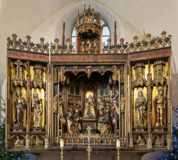 Foto 2. Tallinna Püha Vaimu kiriku Notke altar. Neitsi Maarja istub kesksel kohal troonil.