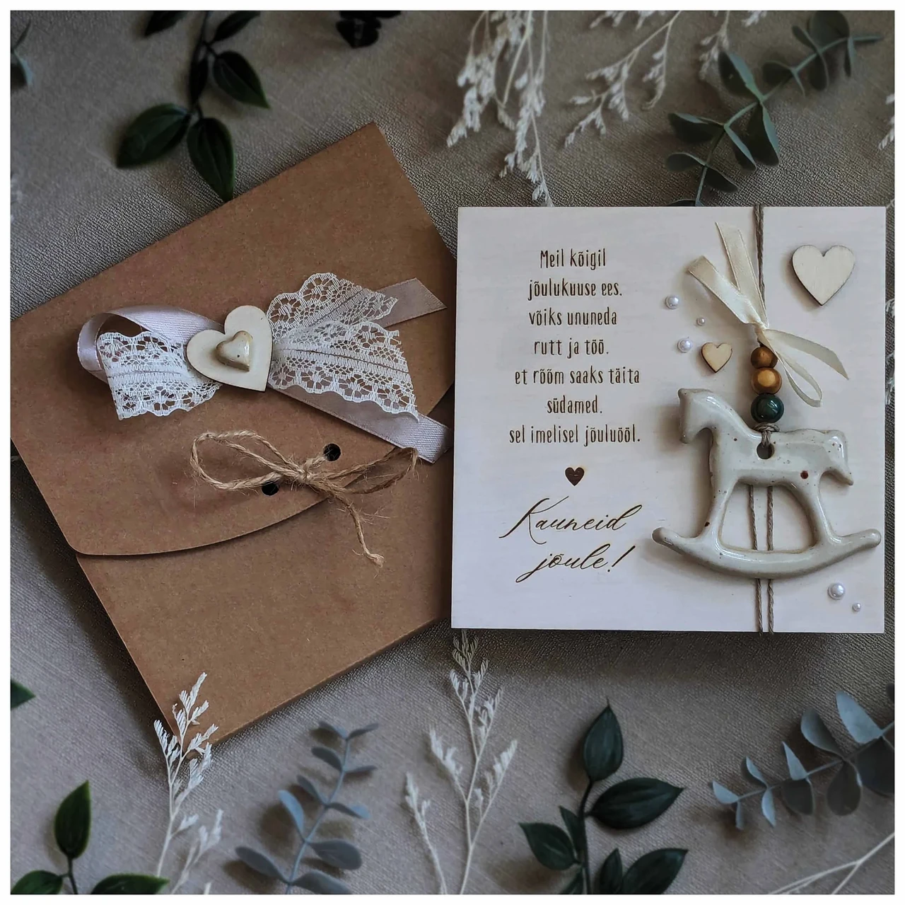 Jõulukaart keraamilise ehtega - Kiikhobu