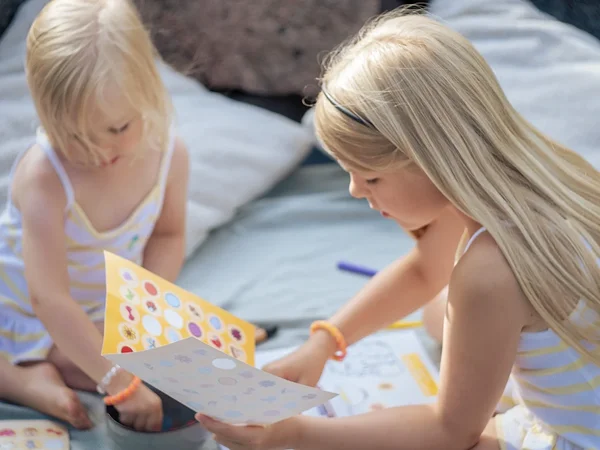 Kleepsuleht värviraamatu vahel