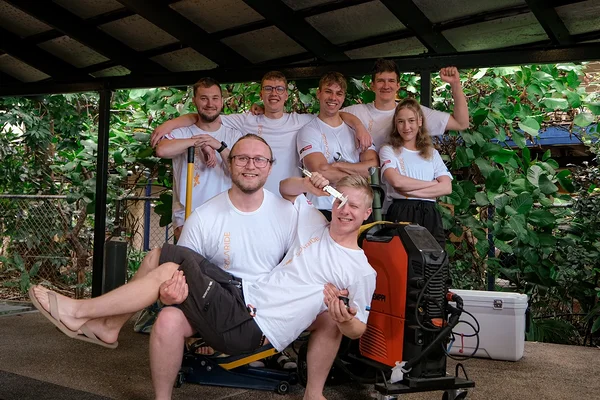 Meie võistlustiimi mehaanikud: Esiplaanil Ülo Pajutee (mehaanikatiimi juht). Teda hoiab süles Daniil Nikitin. Paremalt lugedes Lisanna Toom, Kaspar Päärson, Sander Robas ja Frederik Roosimägi.