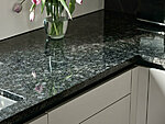 graniidist tööpinnaga helehall köök