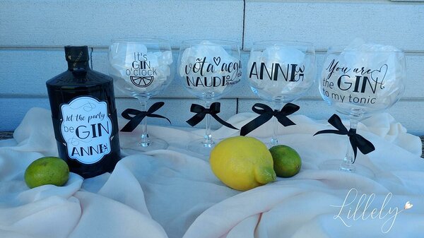 Musta vinüülkleebisega kaunistatud personaalsed GINi klaasid