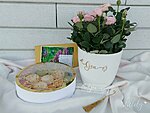 Ilusa kinkekomplekt õpetajale - kinkekarp makrooniddega, käsitöö kaart ümbrikus, nimeline lillepott roosidega ja personaalne järjehoidja
