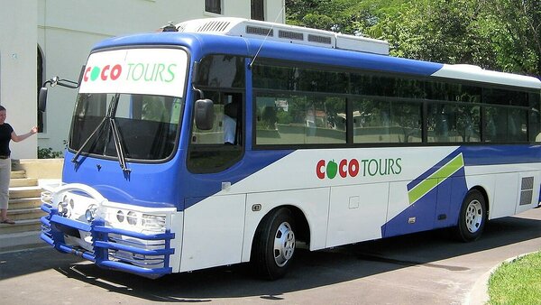 Arkhivfoto - ein 37-Sitzer Cocotours Bus für La Romana Gruppentransfers