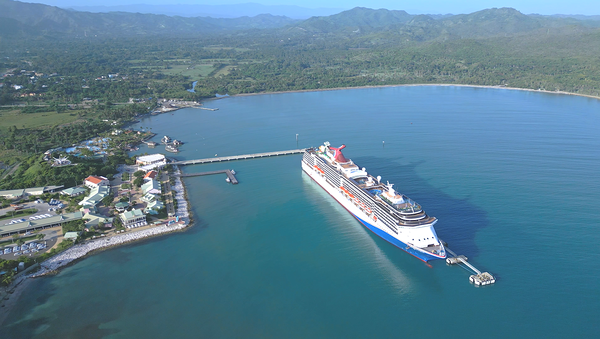 Un crucero anclado en Amber Cove, desde donde Cocotours ofrece excursiones y traslados