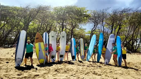 Un gruppo organizzato da Cocotours durante una lezione di surf