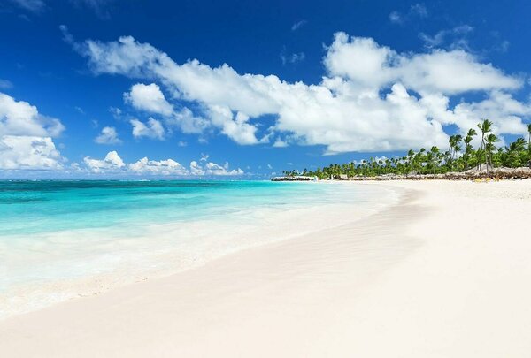 Una playa en Bayahibe, muy cerca de La Romana - uno de los destinos más visitados en RD y donde Cocotours opera traslados y excursiones