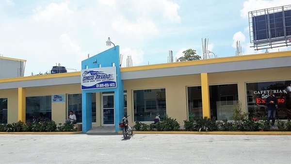 La terminal del autobús Expreso Bávaro en Verón Punta Cana.ta Cana a Puerto Plata en transporte público.
