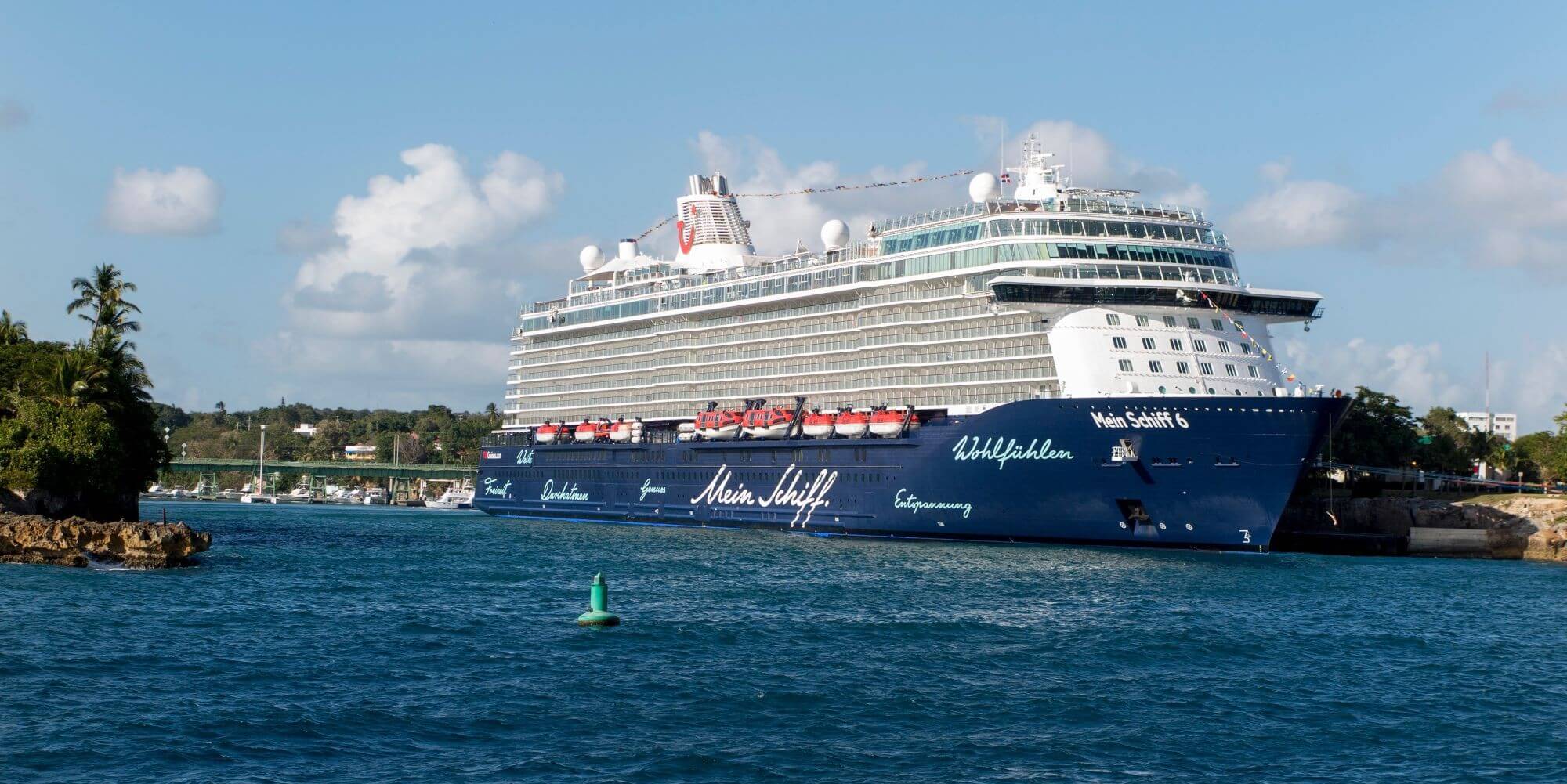 Here's the German translation of that caption: Ein Kreuzfahrtschiff der Mein Schiff Flotte. Cocotours bietet private Transfers zum Kreuzfahrthafen La Romana von nahezu überall in der Dominikanischen Republik an.