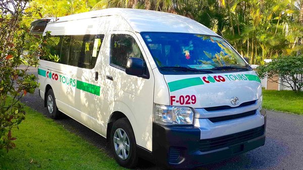 Typischer Cocotours Van, der auf dem Transfer vom Flughafen Santo Domingo nach Samana eingesetzt wird