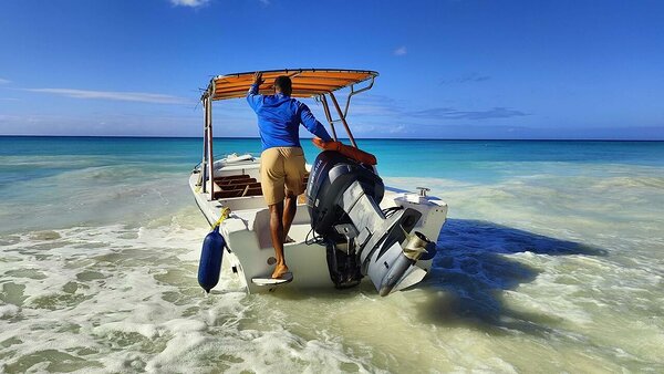 Your captain getting the motor launch ready to whisk you off to lunch at Andrés restaurant