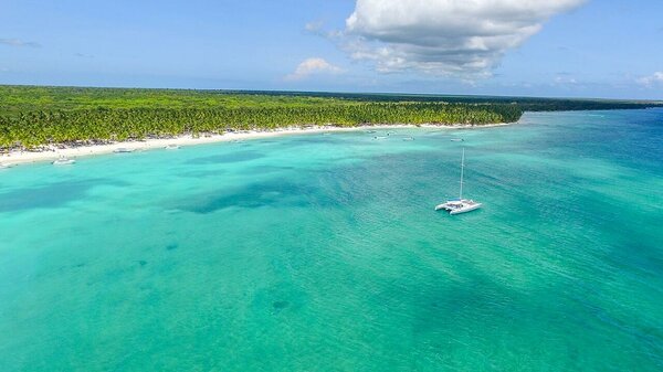 A catamaran group arriving on a private Cocotours excursion to Saona island