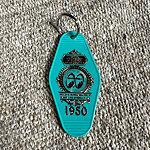 Mooneyes hotel tag keychain blue 1