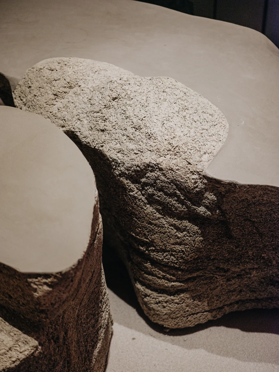 Puidu ja kanepibetooni kaunis kombinatsioon suursaatkonna sauna eesruumis.