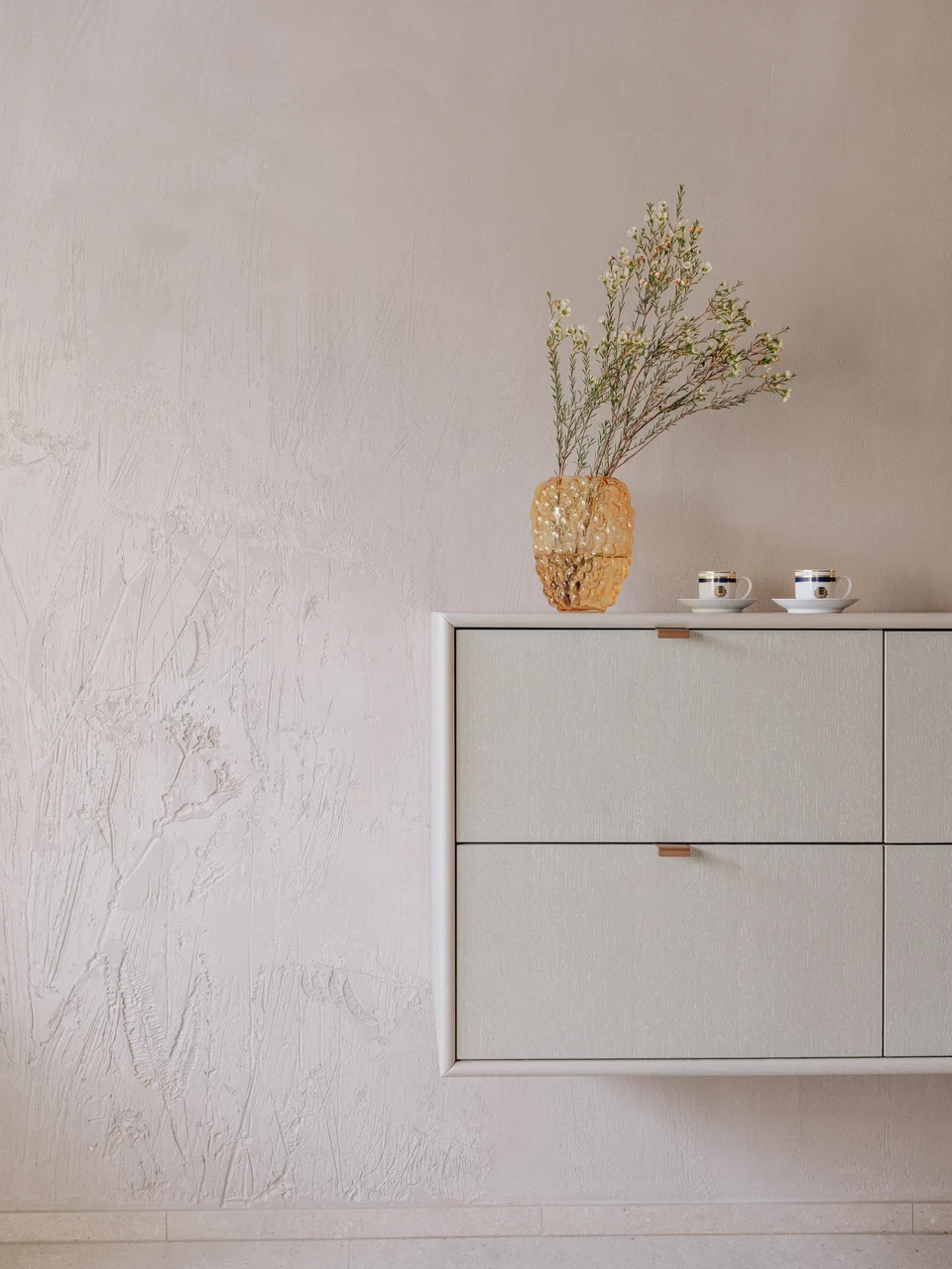 Helgehall marmorino seinas on toon-toonis mööbliga