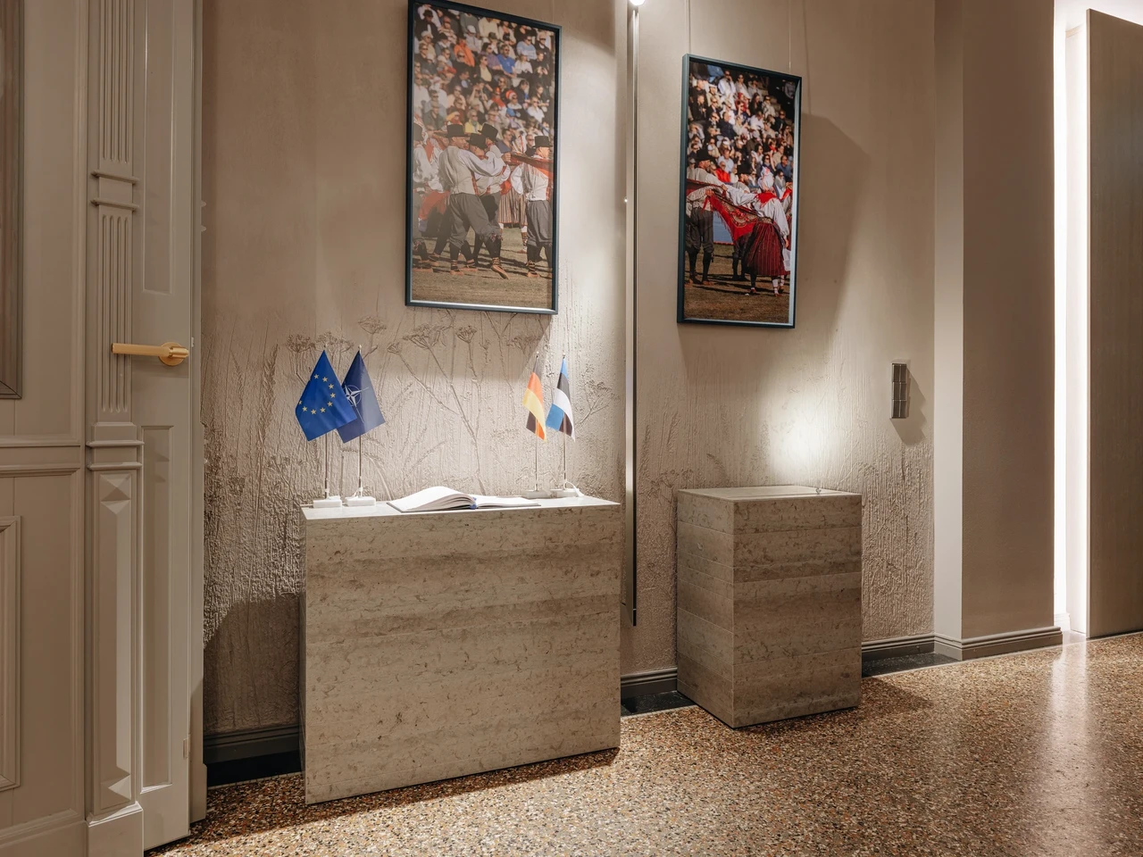 Paekivil on palju hallikaid varjundeid, mis kõik siin saatkonnahoones kasutust leidsid.